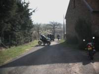 ...Pfff Un tracteur et un camion sur une route qui peut laisser passer &agrave; peine deux motos de front. ;o)))